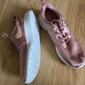 Adorable Rose Gold Nike Roshes Like New